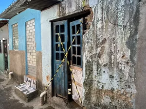 Incêndio atinge casa no bairro da Levada e morador é resgatado por vizinhos
