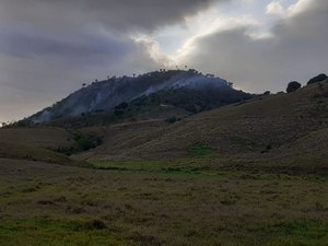 Fogo atinge vegetação na Serra da Barriga, em União dos Palmares  