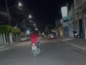 [Vídeo] Homem é flagrado praticando direção perigosa no bairro Cacimbas, em Arapiraca