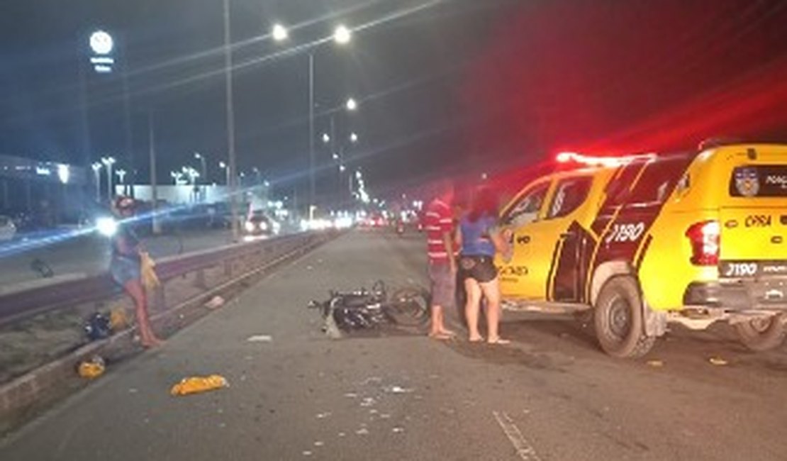 Colisão entre carro e moto deixa duas pessoas feridas e motorista foge em Arapiraca