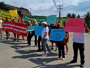 Moradores de Guaxuma protestam contra obra de saneamento da prefeitura