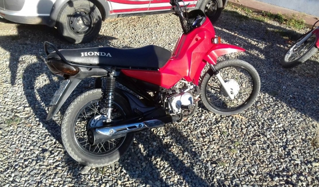 Motocicleta roubada é encontrada abandonada em Arapiraca