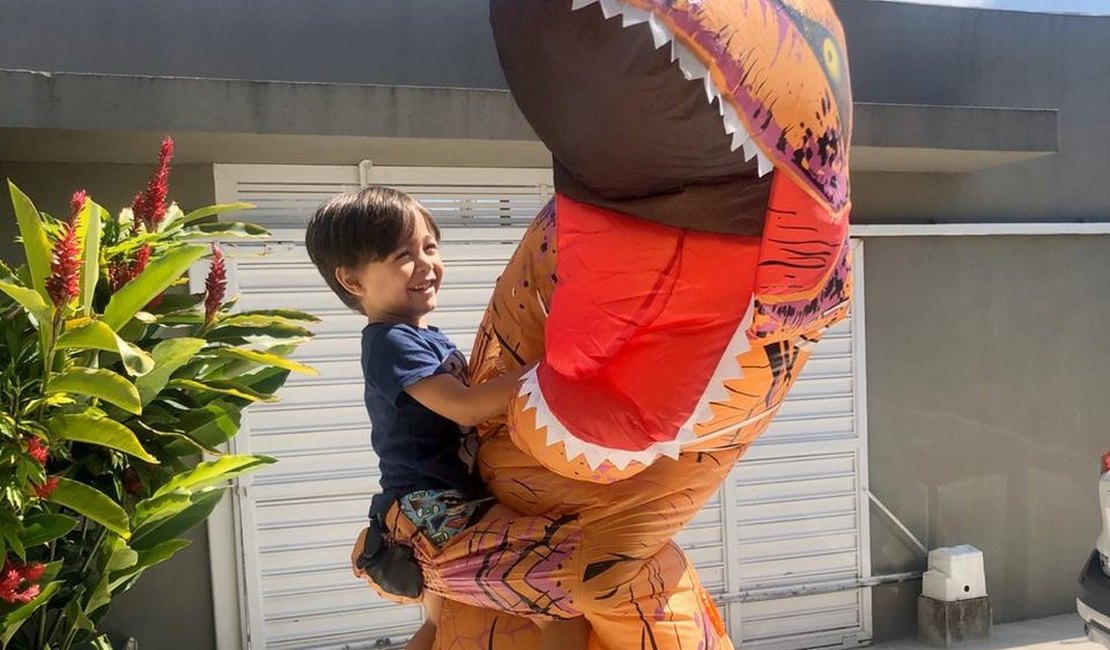 Na linha de frente contra Covid-19, médico se fantasia de dinossauro para abraçar filho