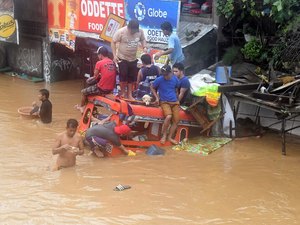 Passagem de tempestade tropical pelas Filipinas deixa mais de 130 mortos