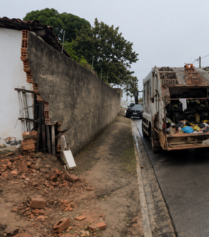 Caminhão de coleta de lixo perde freio e derruba muro de residência em Arapiraca