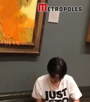 Ativistas jogam sopa de tomate em quadro de Van Gogh. Veja vídeos