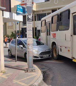 Colisão entre ônibus e carro de passeio atrapalha trânsito no centro de Arapiraca