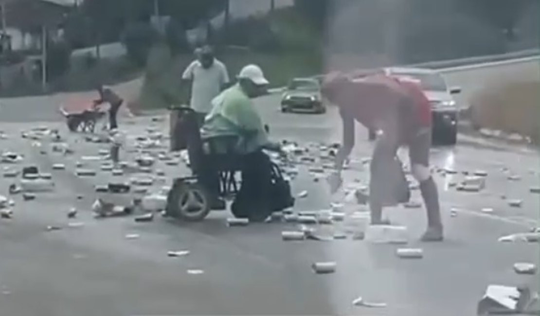 Carga de cerveja cai de veículo e é saqueada por populares na BR-101, em Messias