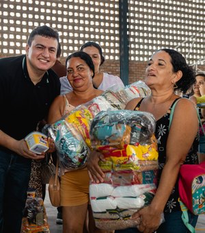 Prefeito Carlos realiza entrega de mais de 1.500 cestas básicas para famílias em Rio Largo