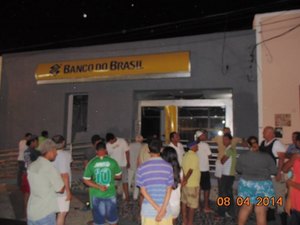 Banco adota medidas de segurança e deixa clientes sem dinheiro nos finais de semana