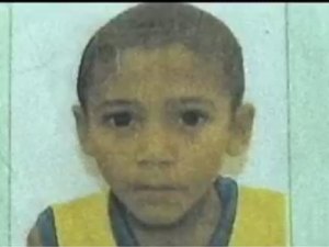 Garoto de 10 anos desaparece no alto da Jacarecica e família pede ajuda para encontrá-lo