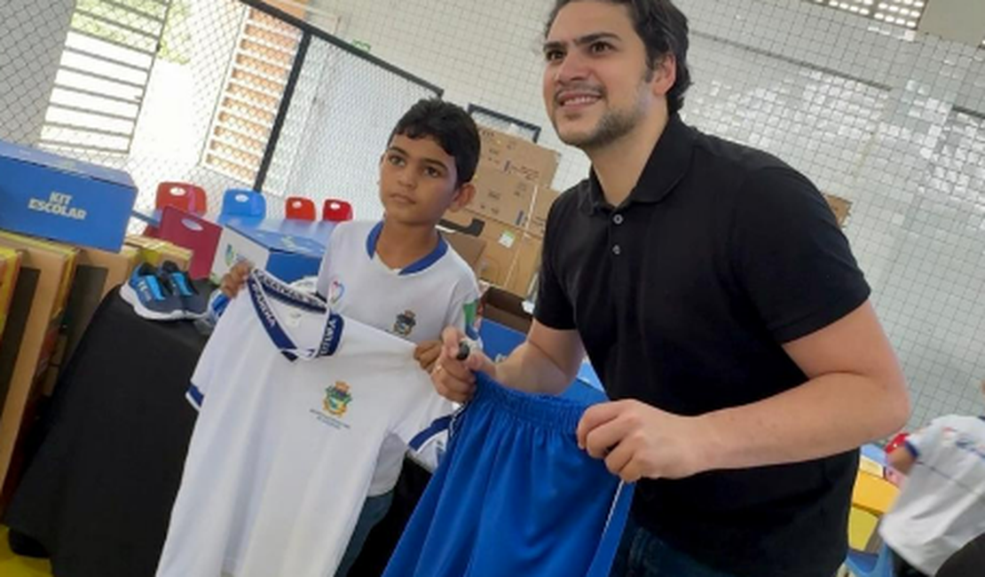 Eduardo Bulhões entrega kits escolares, fardamentos e equipamentos em mais um investimento na educação