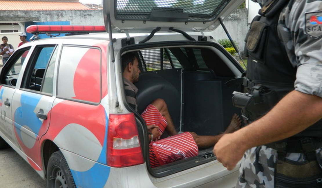 Polícia deflagra operação em Arapiraca, prende três suspeitos e apreende carros