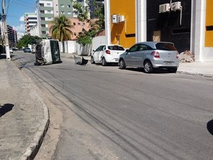 Van escolar tomba após bater em carro de passeio em Maceió