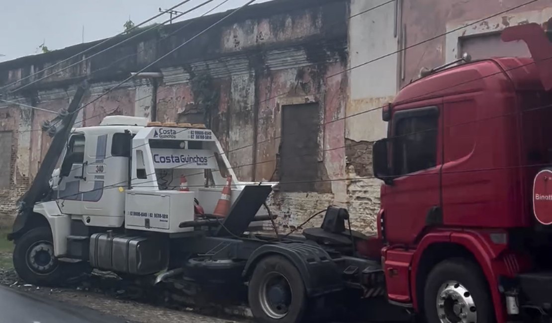 [Vídeo] Caminhão reboque perde freios e derruba poste em Rio Largo