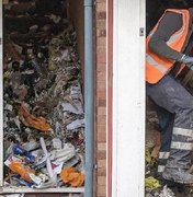 Acumulador é encontrado morto dentro de montanhas de lixo em casa