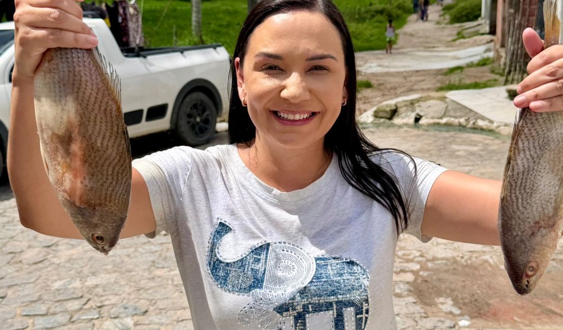 Fernanda Cavalcanti leva entrega de peixe aos moradores do Passo de Camaragibe