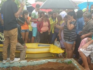 Comoção e tristeza marcam sepultamento de jovem que morreu em acidente de moto