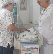 Jogado em lixo, bebê prematuro recebe alta após 3 meses em maternidade de Maceió