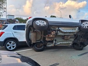 Acidente entre dois carros provoca tombamento em cemitério de Maceió