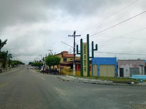 Motociclista perde controle, colide em cerca de arame farpado e morre