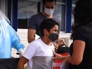 Menino de 12 anos reencontra a mãe após 7 dias intubado por Covid-19