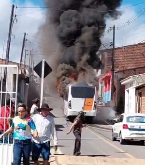 Ônibus é destruído por incêndio e assusta moradores em Santana do Mundaú