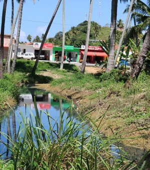 Riacho Copaoba fica poluído e vira esgoto a céu aberto em Japaratinga