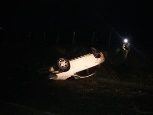 Motorista perde controle e capota na AL 115, em Lagoa da Canoa