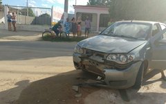 Motociclista fica ferido em colisão entre moto e carro