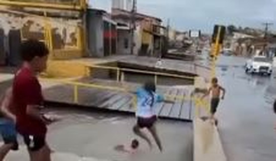 Crianças são flagradas brincando em 'piscina' de esgoto' em Maceió