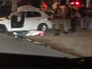 Condutor morre após ser lançado para fora de veículo em colisão com poste