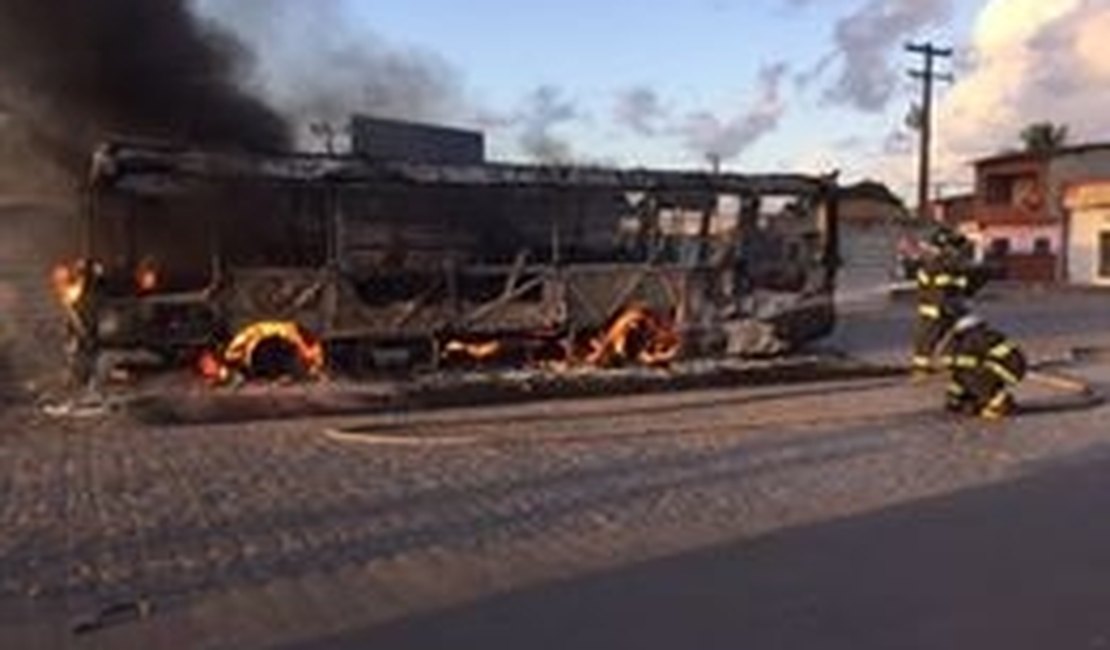 Homens armados incendeiam ônibus no Benedito Bentes