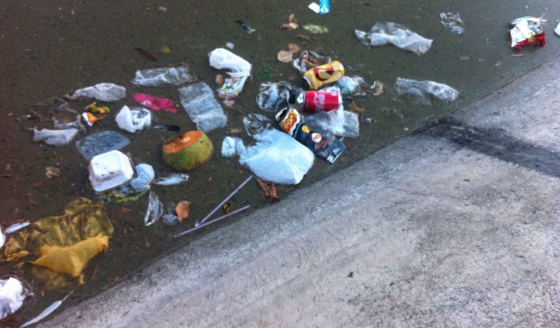 Lixo é largado em lago artificial em parque de Arapiraca