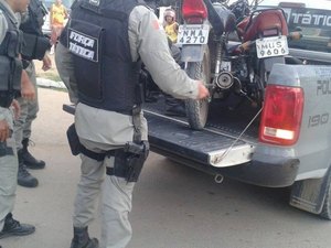 Após recuperar moto roubada, PM prende dupla com arma