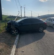 Embriaguez ao volante: motorista choca veículo contra poste em Viçosa e é conduzido à delegacia