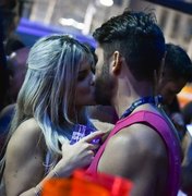 Ex-BBB Júlia Nunes beija muito em camarote