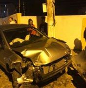 Colisão entre carros deixa idosa gravemente ferida na parte alta de Maceió