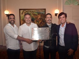 Carlinhos Maia é condecorado com titulo de Imperador do Turismo Alagoano