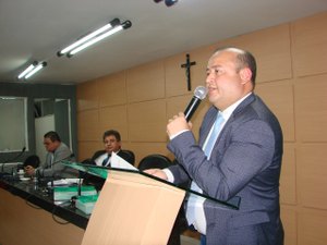 Léo Saturnino diz que divulgações das obras de Arapiraca pela prefeitura estão deixando os vereadores para trás 