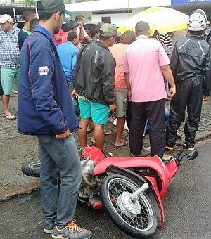 [Vídeo] Motociclista sofre acidente dentro de posto de combustíveis