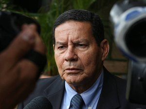 Vice de Bolsonaro viajou em aeronave de empresário e não declarou ao TSE