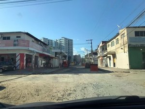 Há um ano interditada, rua  volta a ter obras na Jatiúca 