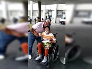 Casados há 64 anos, idosos emocionam web em reencontro após dias longe