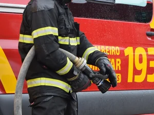 Poste pega fogo e fiação cai sobre caminhão-pipa em rua de Arapiraca