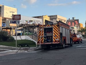 [Vídeo] Incêndio atinge banca de revistas no Centro de Arapiraca durante a madrugada