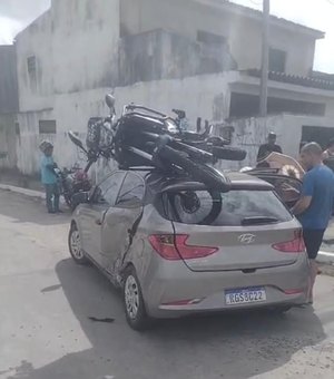 [Vídeo] Após colisão, moto fica em cima de carro e provoca congestionamento na Santa Lúcia