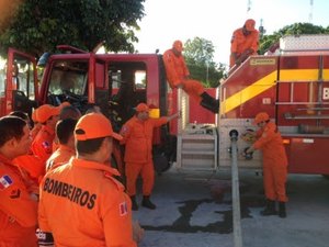 Bombeiros utilizam 4 mil litros de água para apagar incêndio em terreno com lixo em Penedo