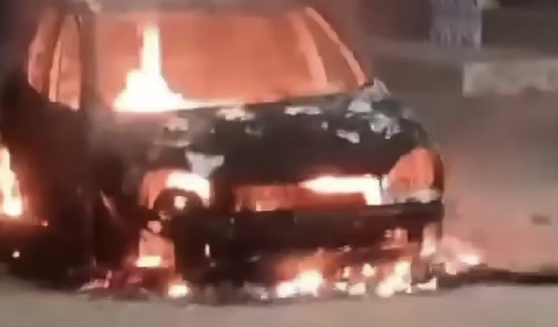 [Vídeo] Veja momento que carro é consumido após vizinho atear fogo por causa de dívida em Arapiraca