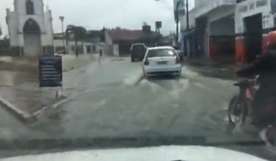 [Vídeo] Chuva forte deixa ruas alagadas nesta sexta (13), em Arapiraca